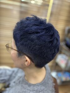 ベリーショートとネイビーカラー